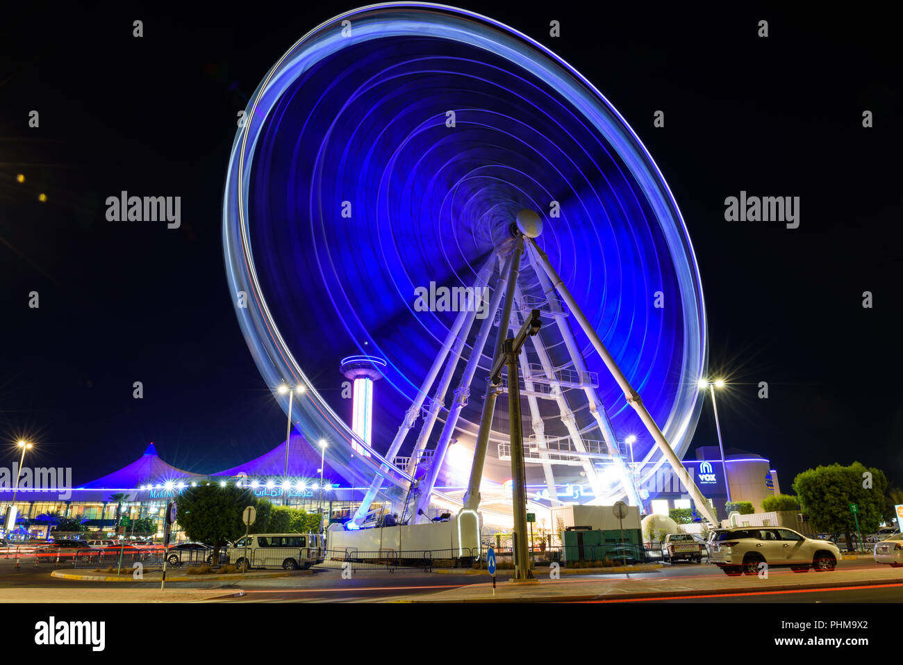 Abu Dhabi, UAE - Juillet 23, 2018 : Entrée de la Marina Mall Abu Dhabi, vue de nuit avec des lumières et Marina Grande Roue Oeil Banque D'Images