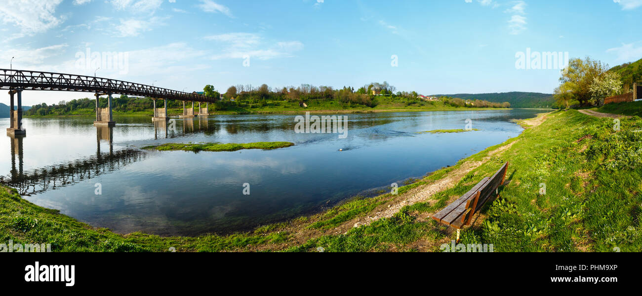 Rivière Dnister printemps panorama. Banque D'Images