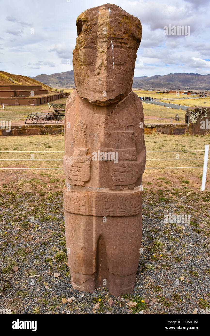 L'ancien 'El Fraile' monolith au site archéologique de Tiwanaku, près de La Paz, Bolivie Banque D'Images