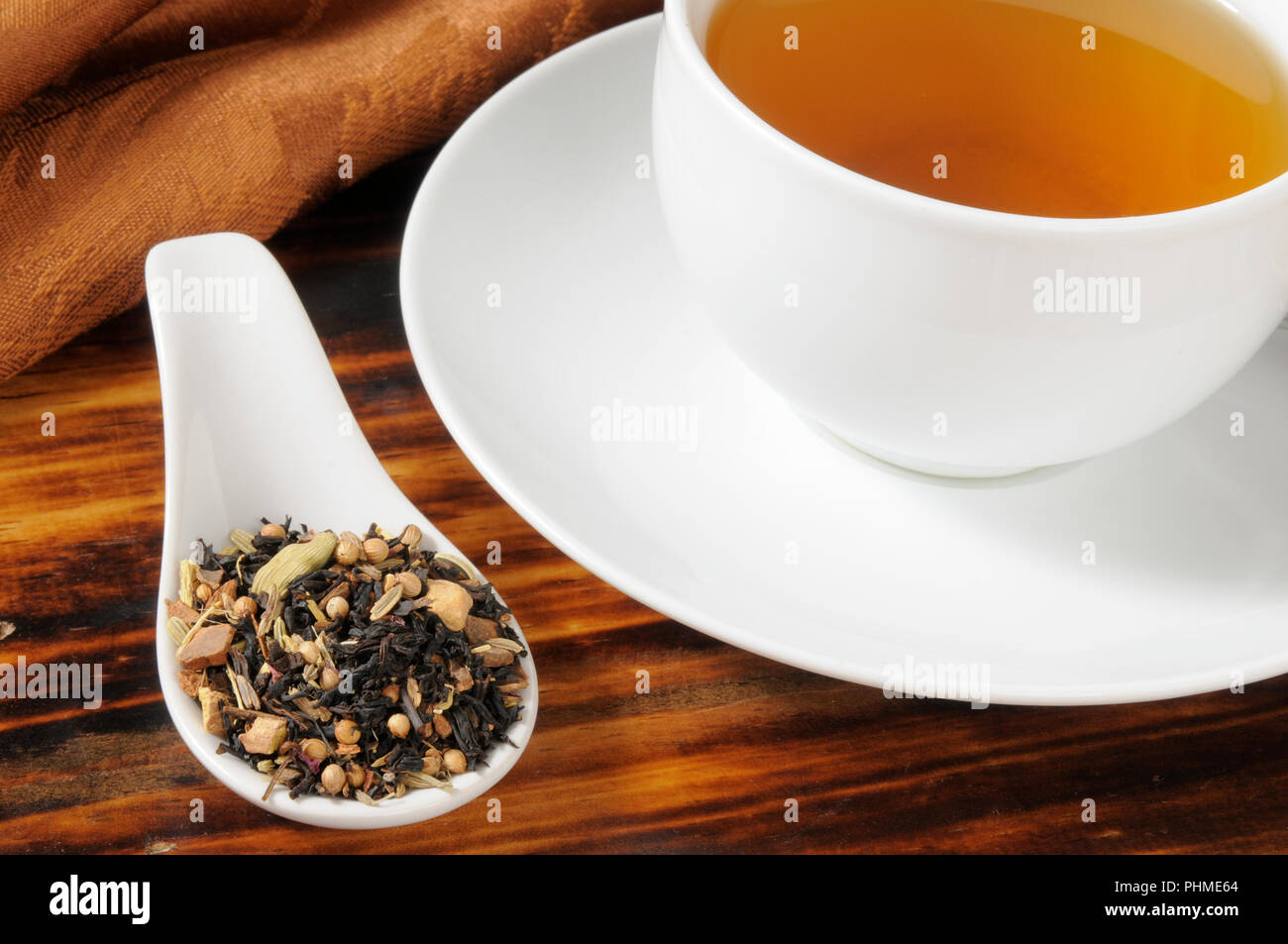 Tisane saine dans une cuillère d'échantillon à côté d'un verre d'eau Banque D'Images