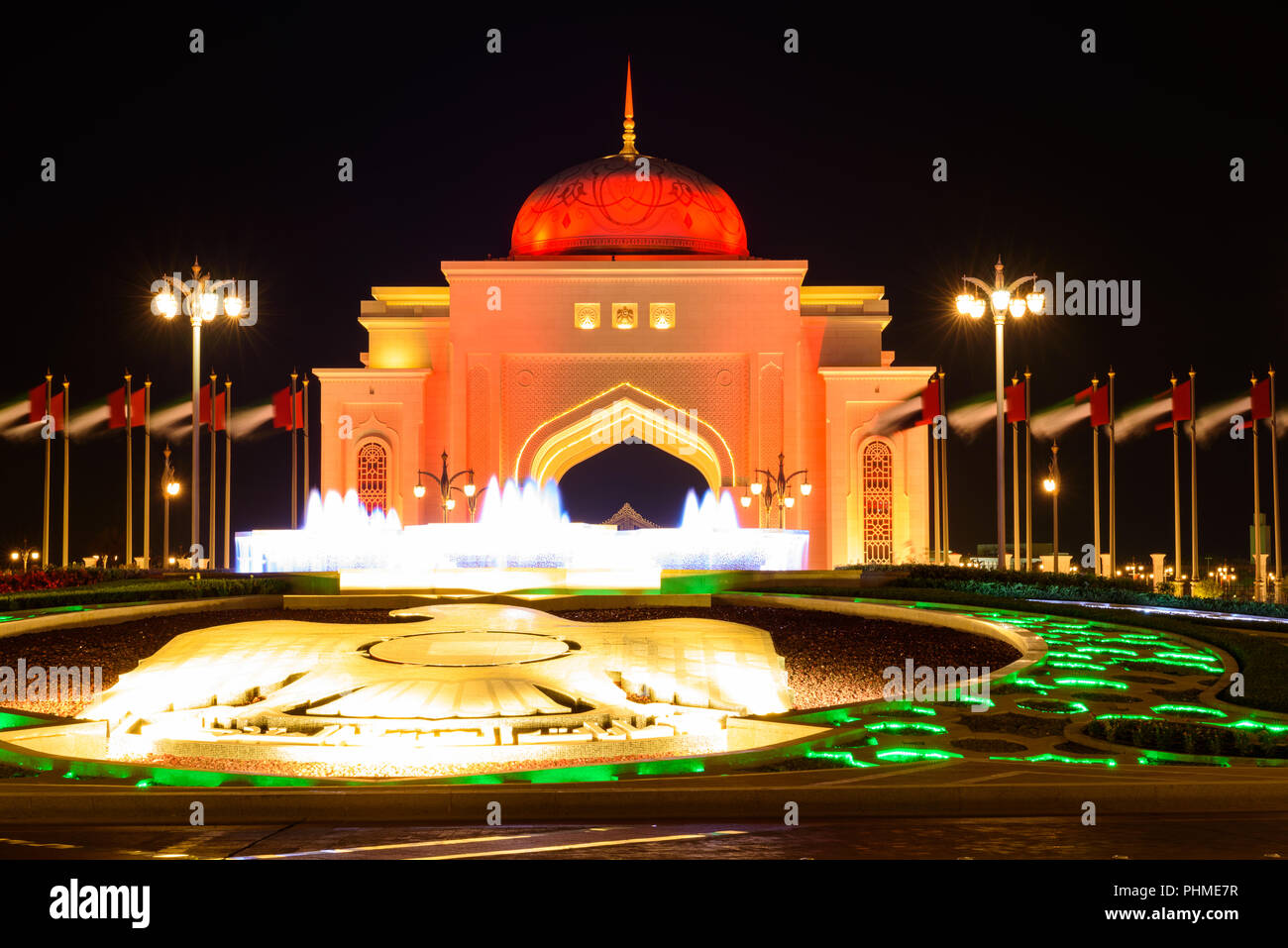 Abu Dhabi, UAE - Juillet 23, 2018 : Entrée de l'eau Président Palace à Abu Dhabi la nuit, Emirates Palace Abu Dhabi Banque D'Images