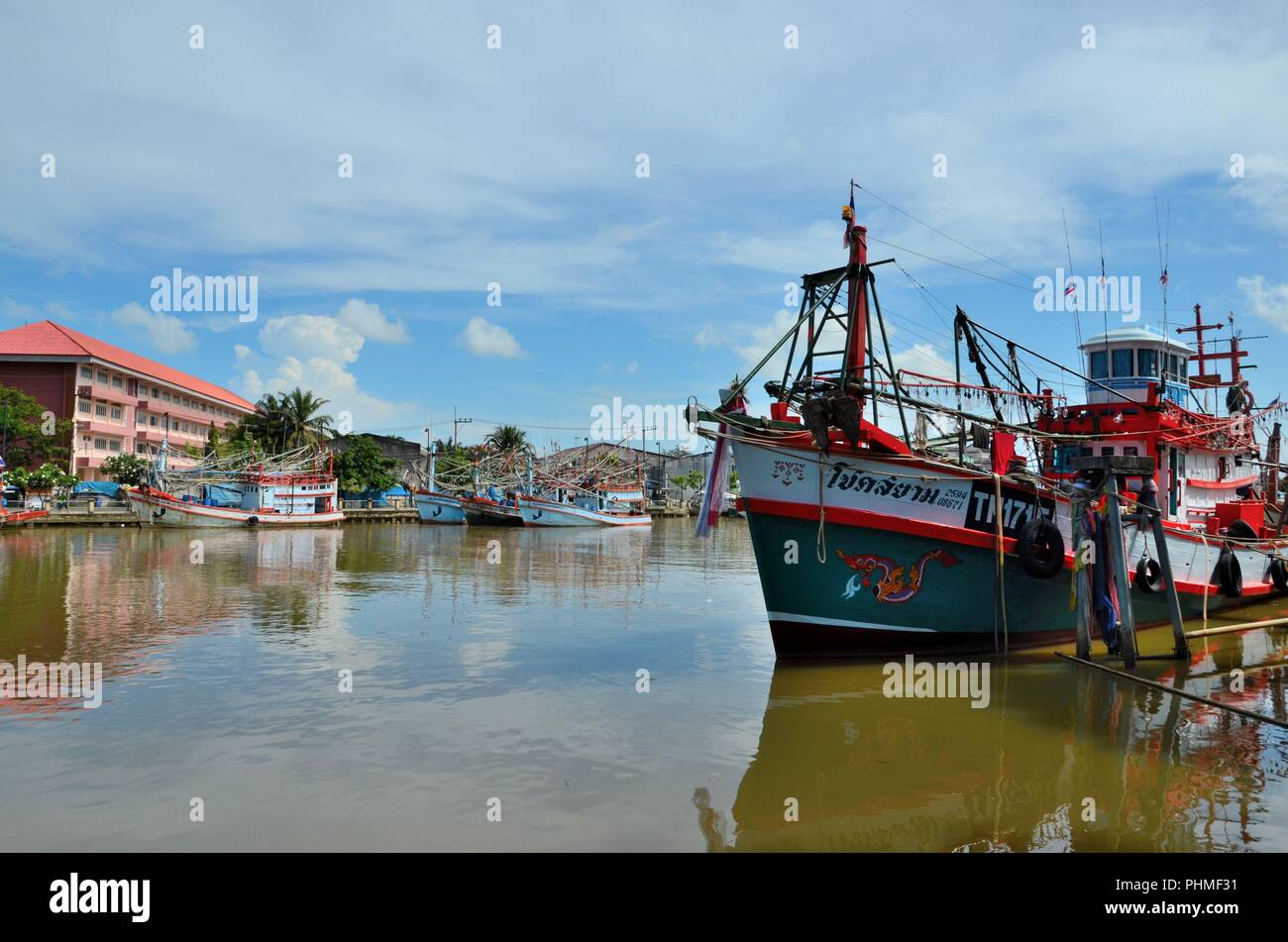Bateaux de pêche amarré au port de poisson Thaïlande Pattani Banque D'Images