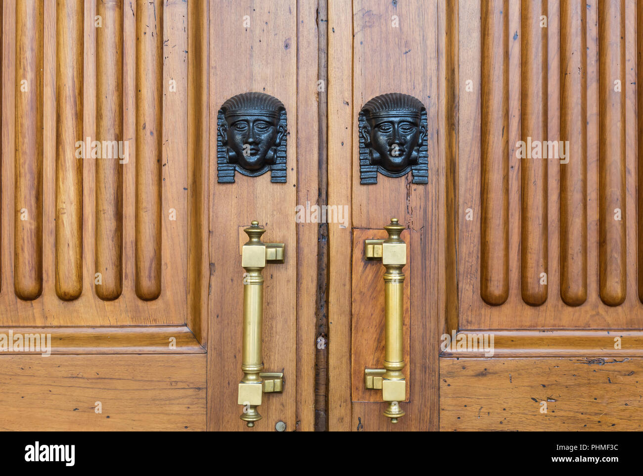 Têtes de sphinx à l'entrée porte en bois Banque D'Images