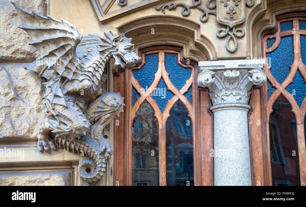 TURIN, ITALIE - Dragon sur la façade du palais de la Victoire Banque D'Images