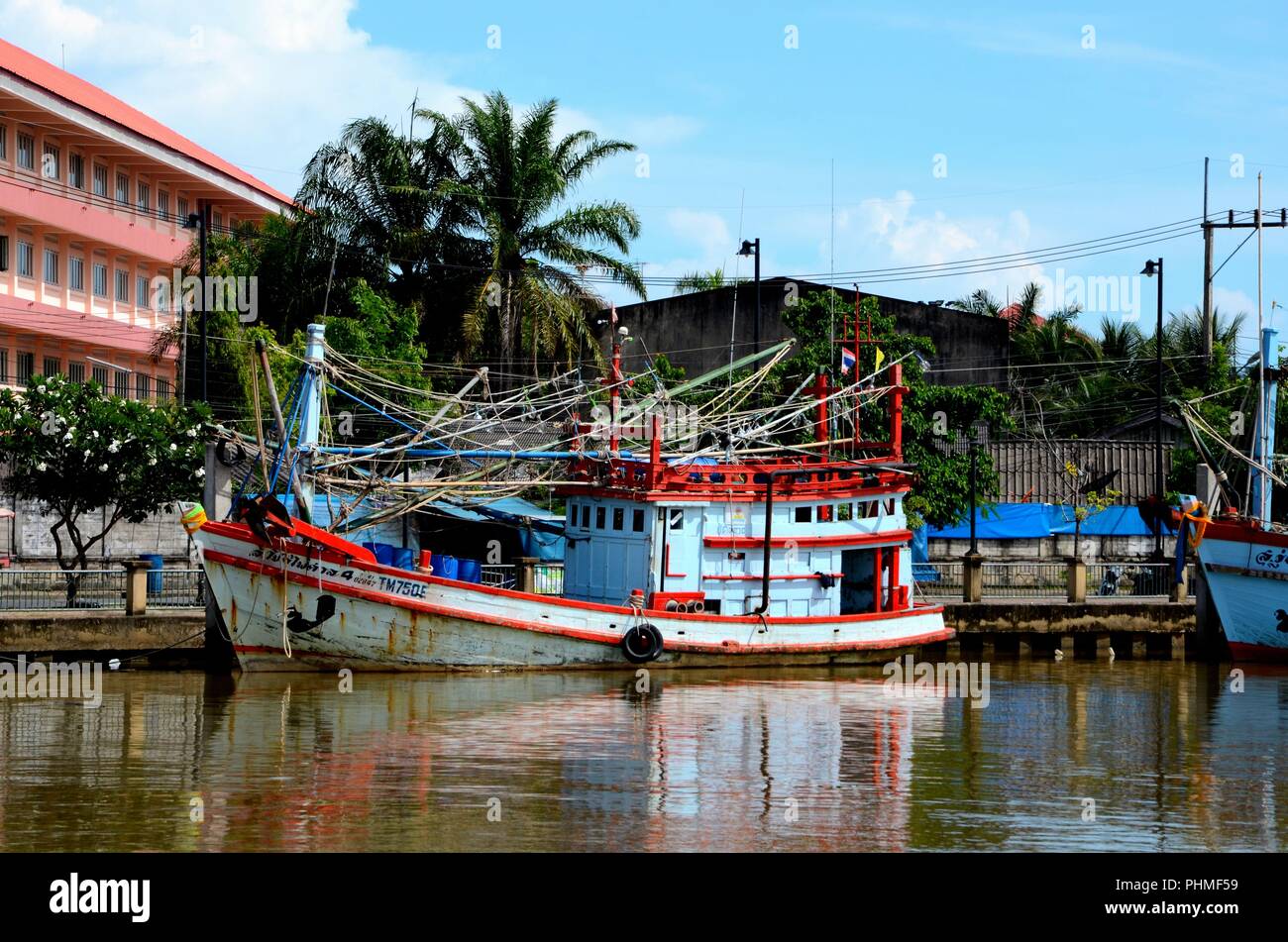 Bateaux de pêche amarré au port de poisson Thaïlande Pattani Banque D'Images