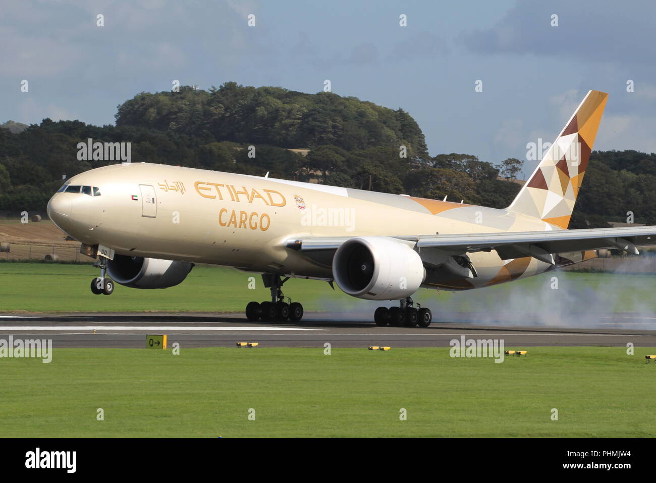 A6-DDD, un Boeing 777 exploité par FFX-fret d'Etihad, arrivant à l'aéroport de Prestwick à recueillir les chevaux utilisés à l'Edinburgh Military Tattoo. Banque D'Images