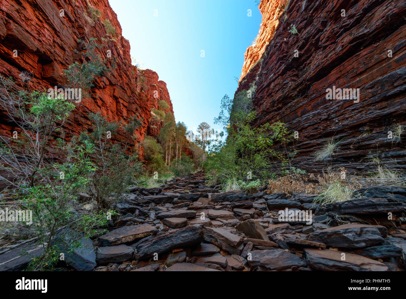 Gorges, falaises, Red, Riverbed, raide. Le parc national de Karijini, Pilbara, Australie de l'Ouest, Banque D'Images