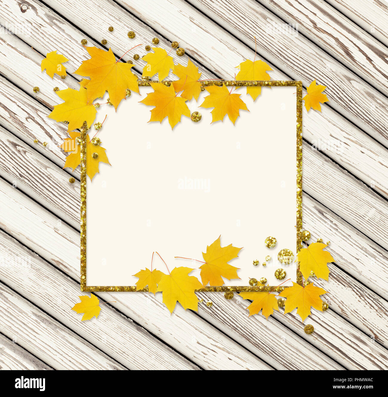 Rameau d'érable de l'automne avec des feuilles jaunes et un golden glitter blanc sur fond de bois. Mise à plat. Vue d'en haut. Banque D'Images