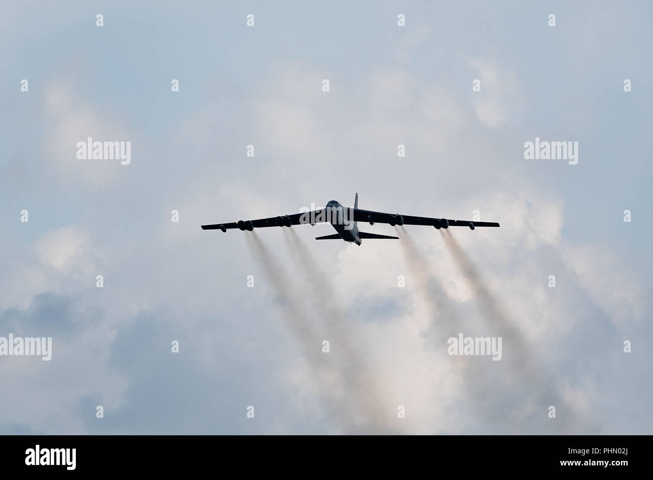 Oshkosh, WI - 28 juillet 2018 : A B-52 Stratofortress vole pass à l'EAA meeting aérien. Banque D'Images