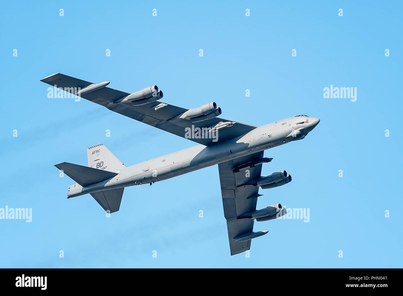 Oshkosh, WI - 28 juillet 2018 : A B-52 Stratofortress vole pass à l'EAA meeting aérien. Banque D'Images