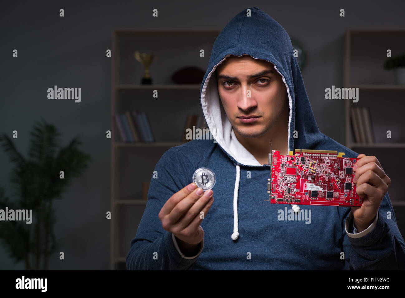 Jeune homme dans le concept d'exploitation minière bitcoin Banque D'Images