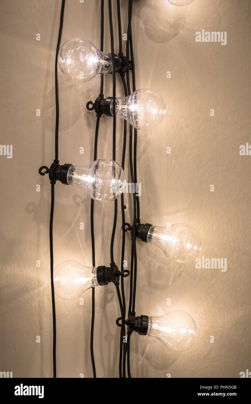 Ampoules style Vintage qui pendait au mur Banque D'Images