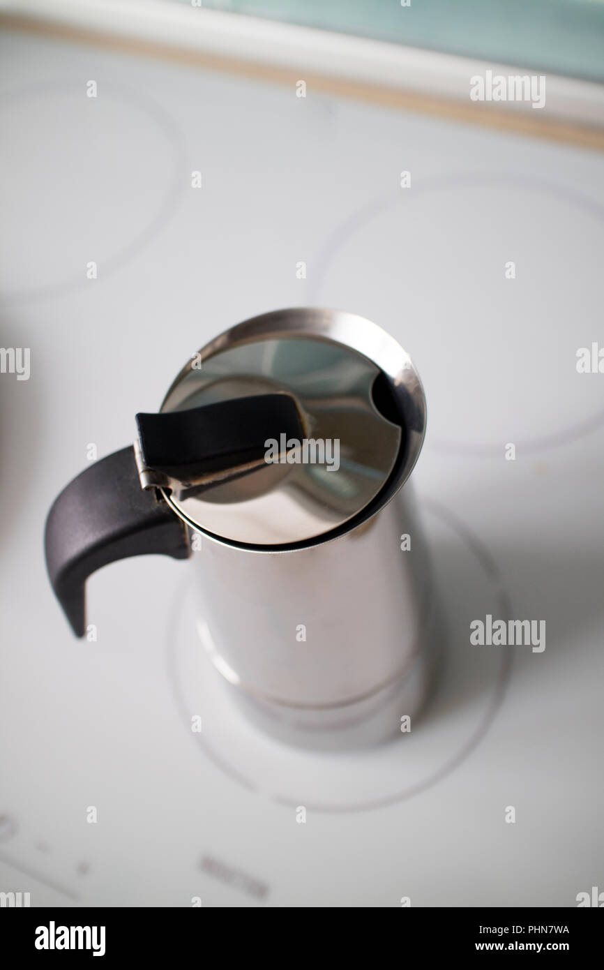 Geyser moderne cafetière sur plaque à induction Banque D'Images