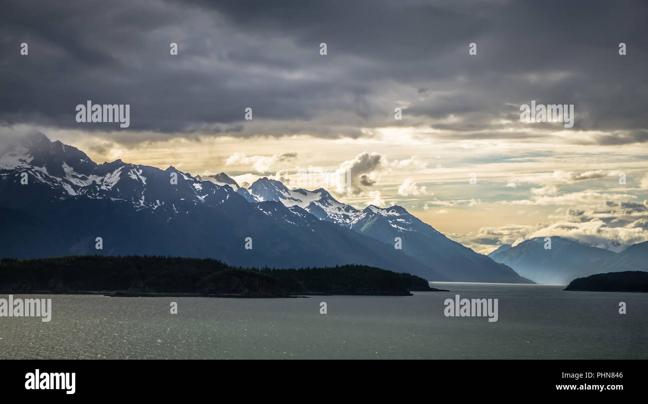 Baie de boue de montagnes de l'Alaska au coucher du soleil Banque D'Images