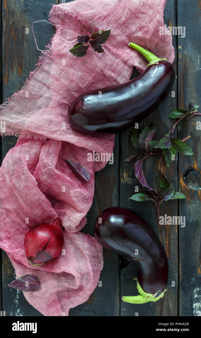 Les aubergines violettes, basilic et oignons rouges. Banque D'Images