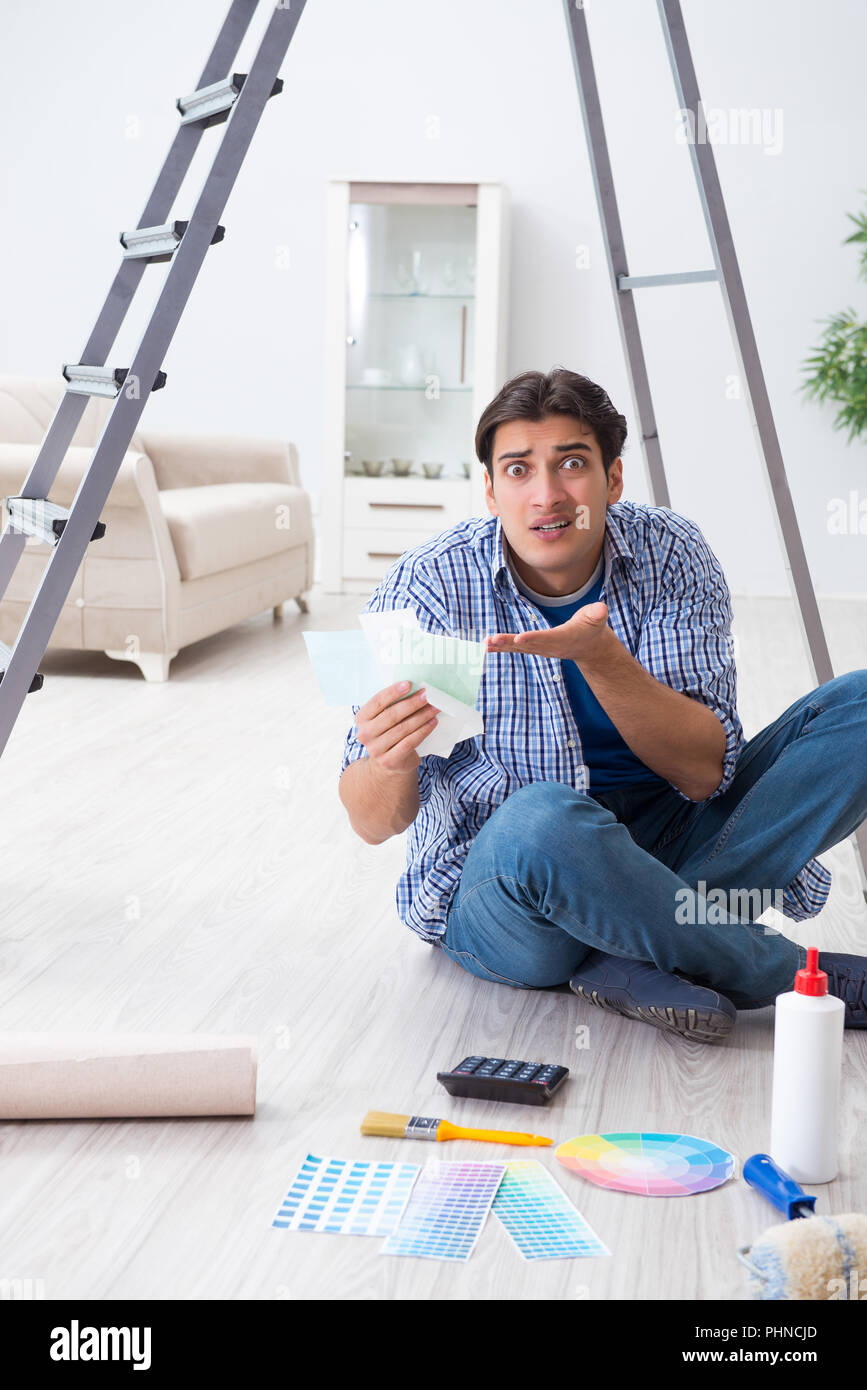 Jeune homme trop dépenser son budget en projet Banque D'Images