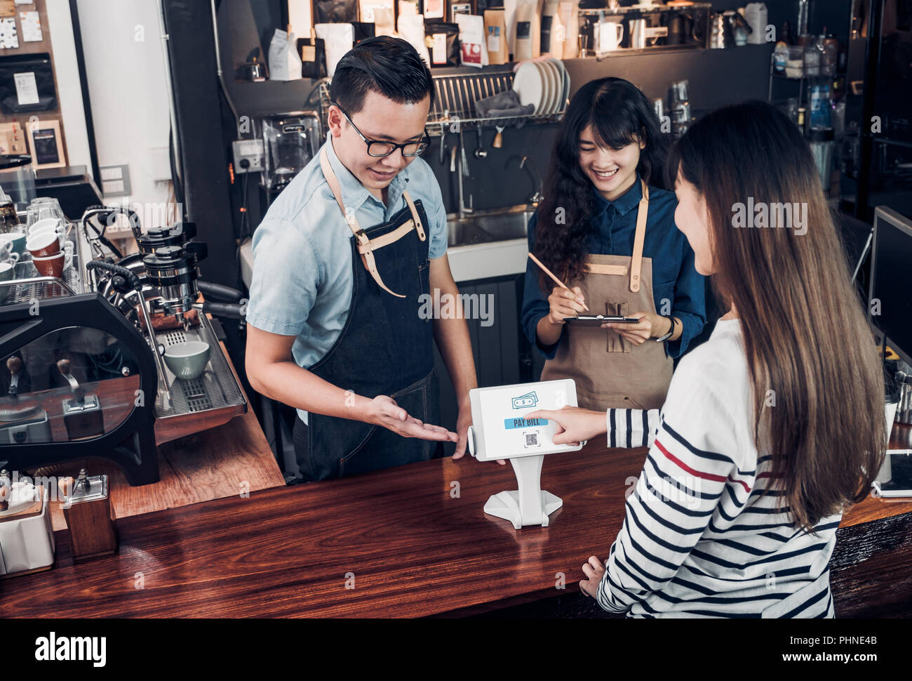 Le libre-service afin de boissons avec écran de tablette et payer facture en ligne au café bar comptoir café,le vendeur accepte le paiement par mobile.digital Banque D'Images