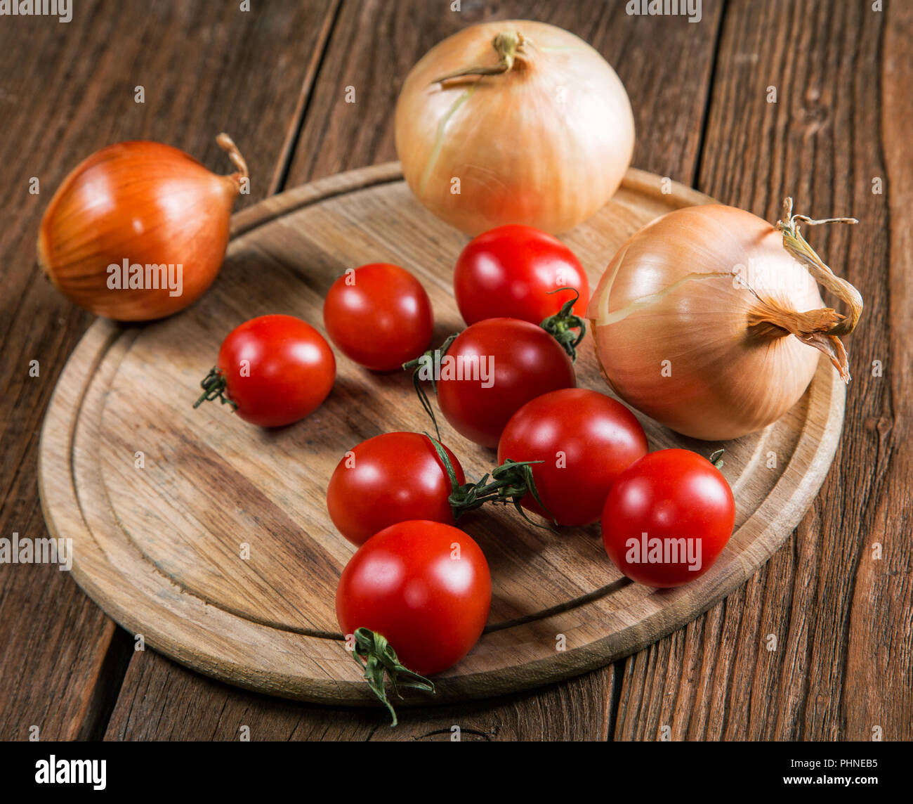 Napiform Oignons Tomates sur une vieille table rural Banque D'Images