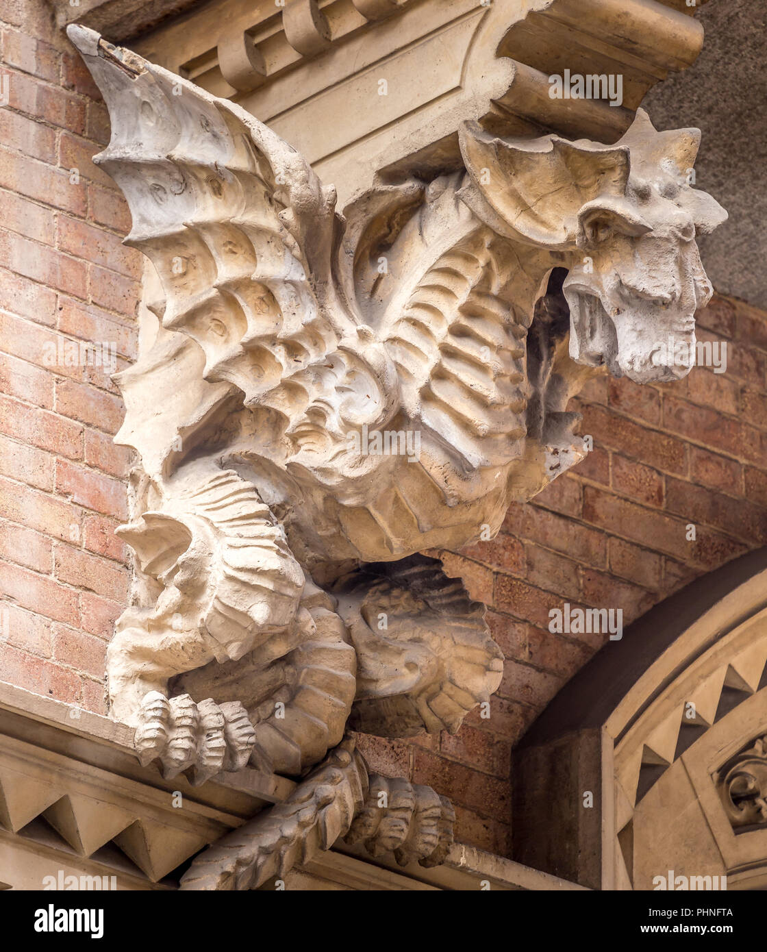 TURIN, ITALIE - Dragon sur la façade du palais de la Victoire Banque D'Images