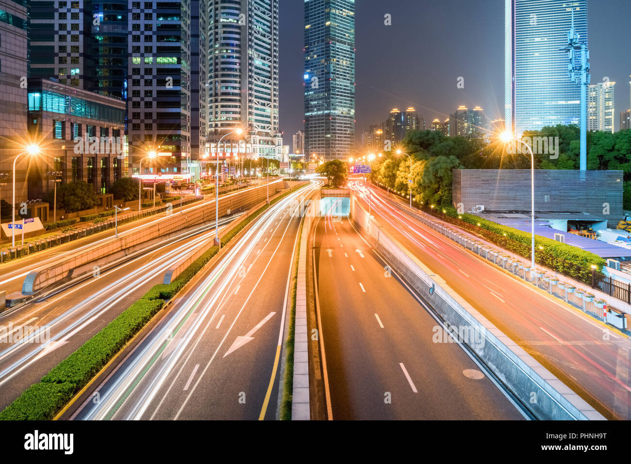 Shanghai street cityscape at night Banque D'Images