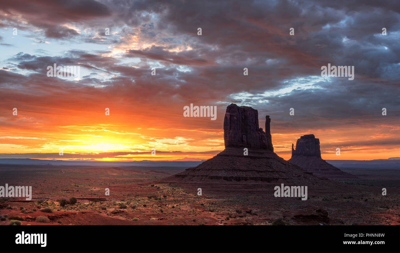 Beau lever de soleil sur l'emblématique Monument Valley, Arizona, USA Banque D'Images