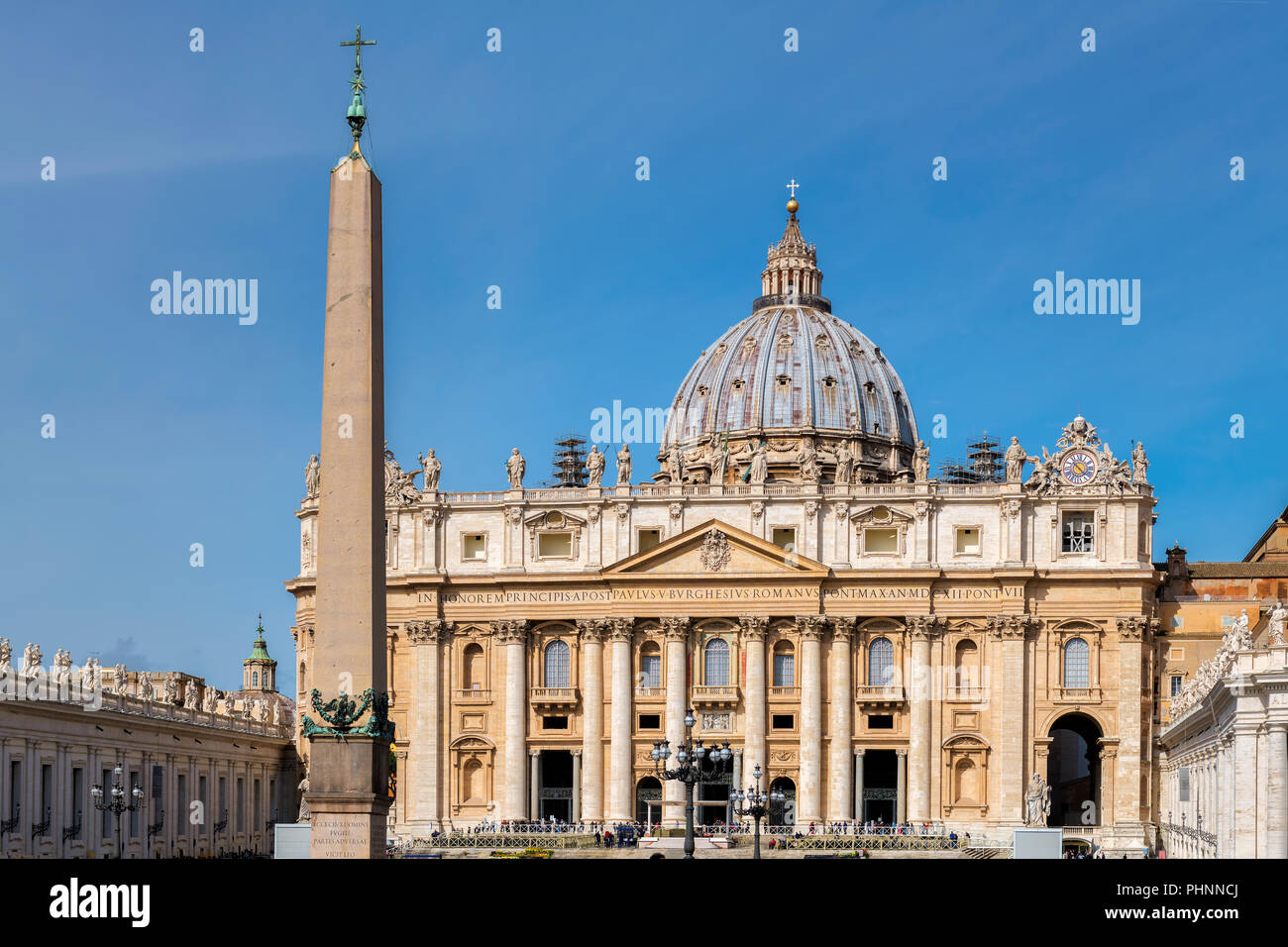 Vue de face de la basilique de la place Saint Pierre dans la Cité du Vatican, Vatican. Banque D'Images