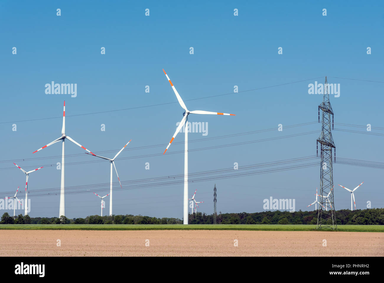 Les lignes électriques et centrales éoliennes dans les champs en Allemagne Banque D'Images