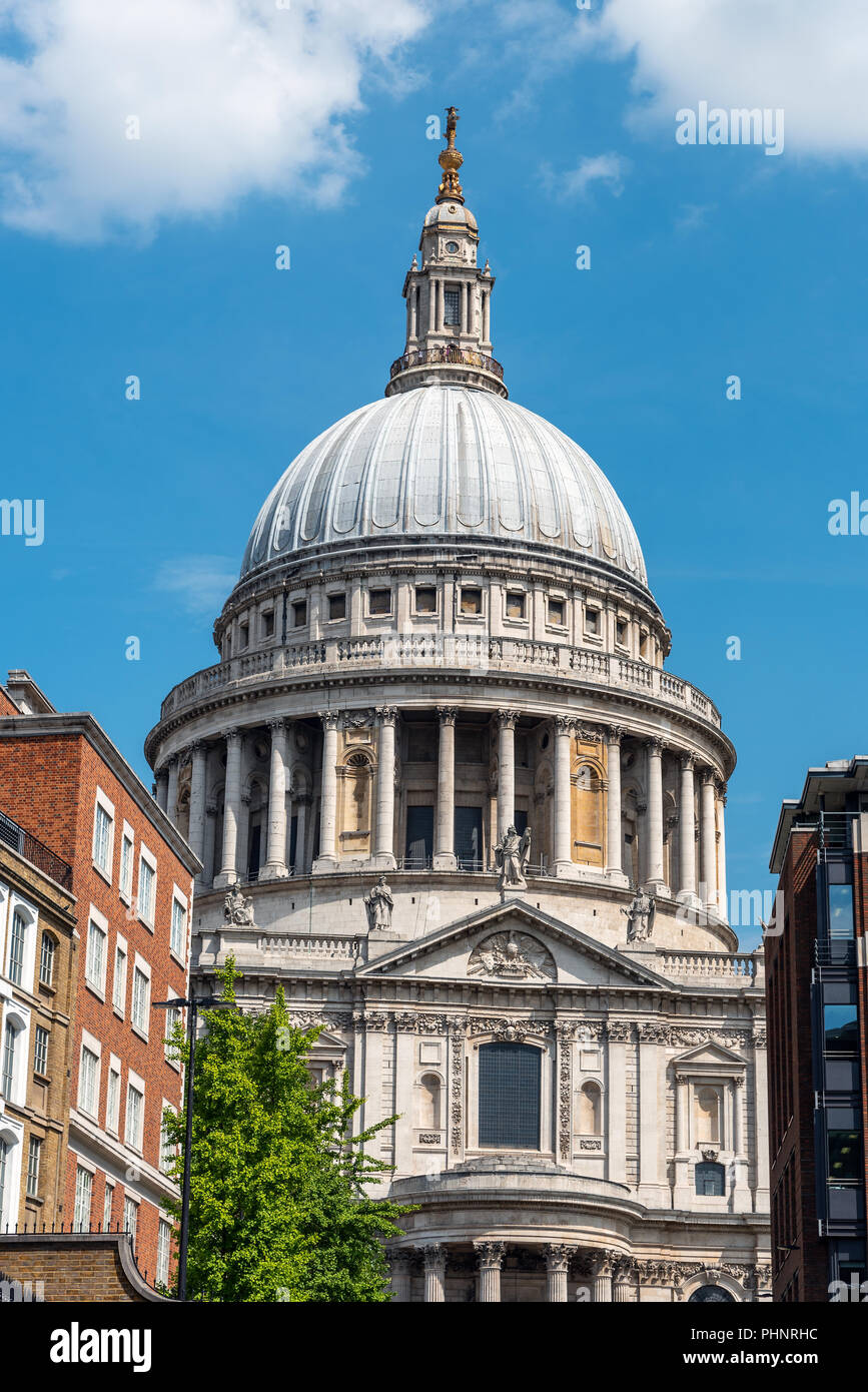 Vue sur la coupole de la Cathédrale St Paul à Londres lors d'une journée ensoleillée Banque D'Images