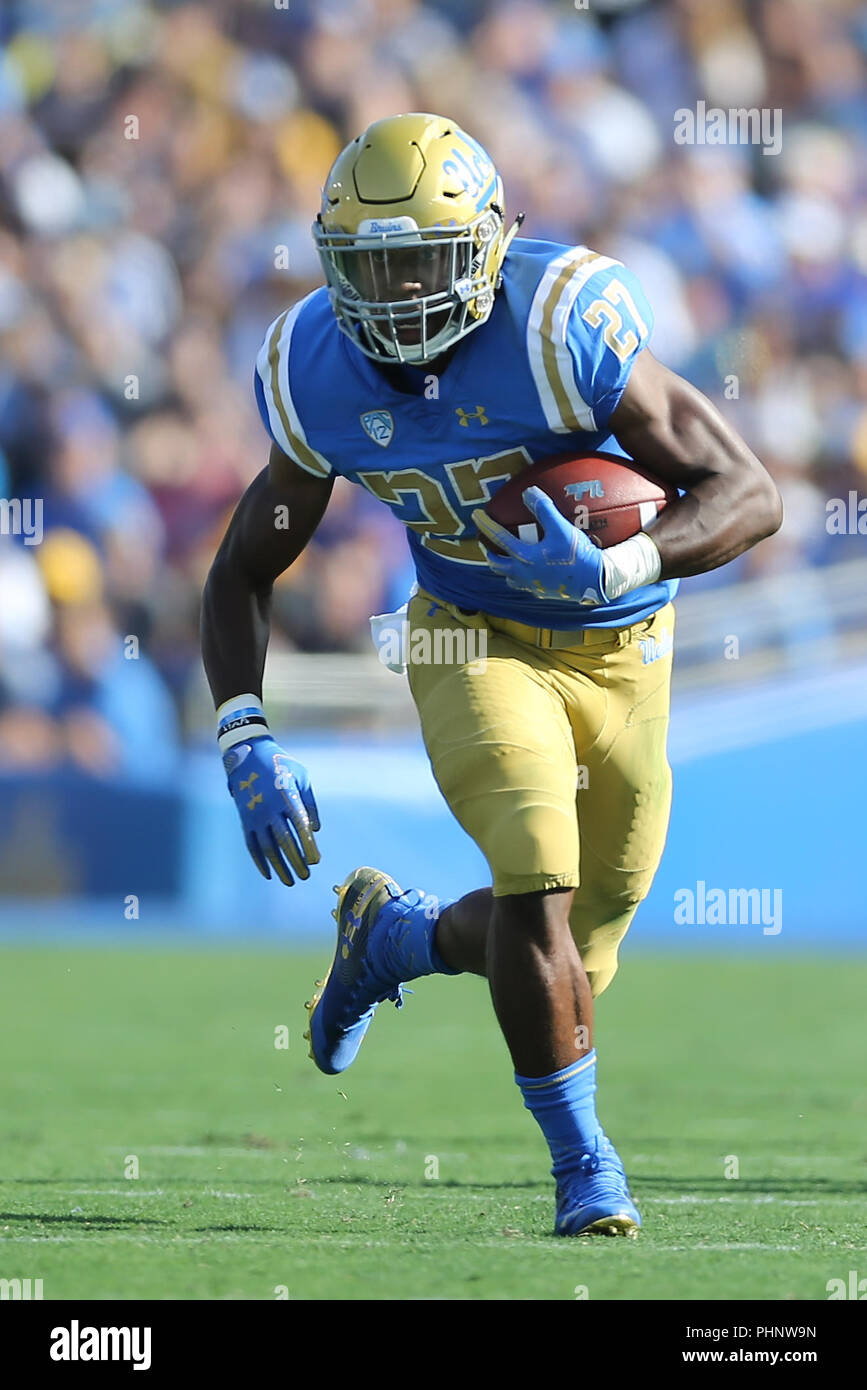 Pasadena, CA. Du 1er septembre 2018. Running back UCLA Bruins Joshua Kelley (27) trouve un certain tournant prix vers le bas la ligne de touche pendant le match contre les Bearcats de Cincinnati et de l'UCLA Bruins au Rose Bowl de Pasadena, CA. (Photo de Peter Renner and Co) Credit : csm/Alamy Live News Banque D'Images