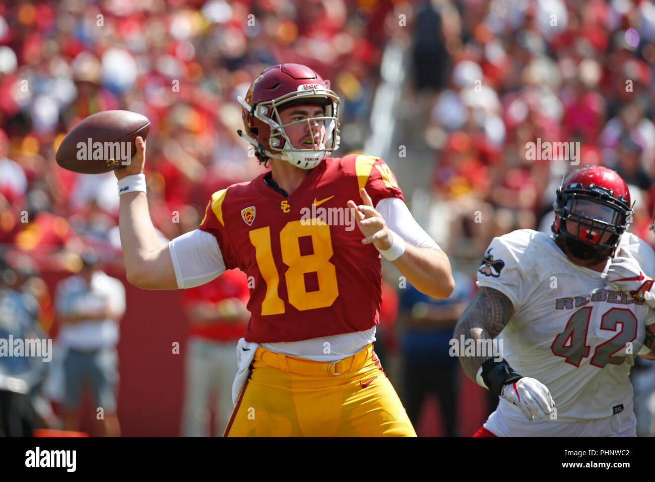01 septembre 2018, l'USC Trojans quarterback Daniels JT # 18 jette une note pendant le match de football entre l'USC Trojans et l'UNLV rebelles au Los Angeles Coliseum de Los Angeles, Californie. Charles Baus/CSM Banque D'Images