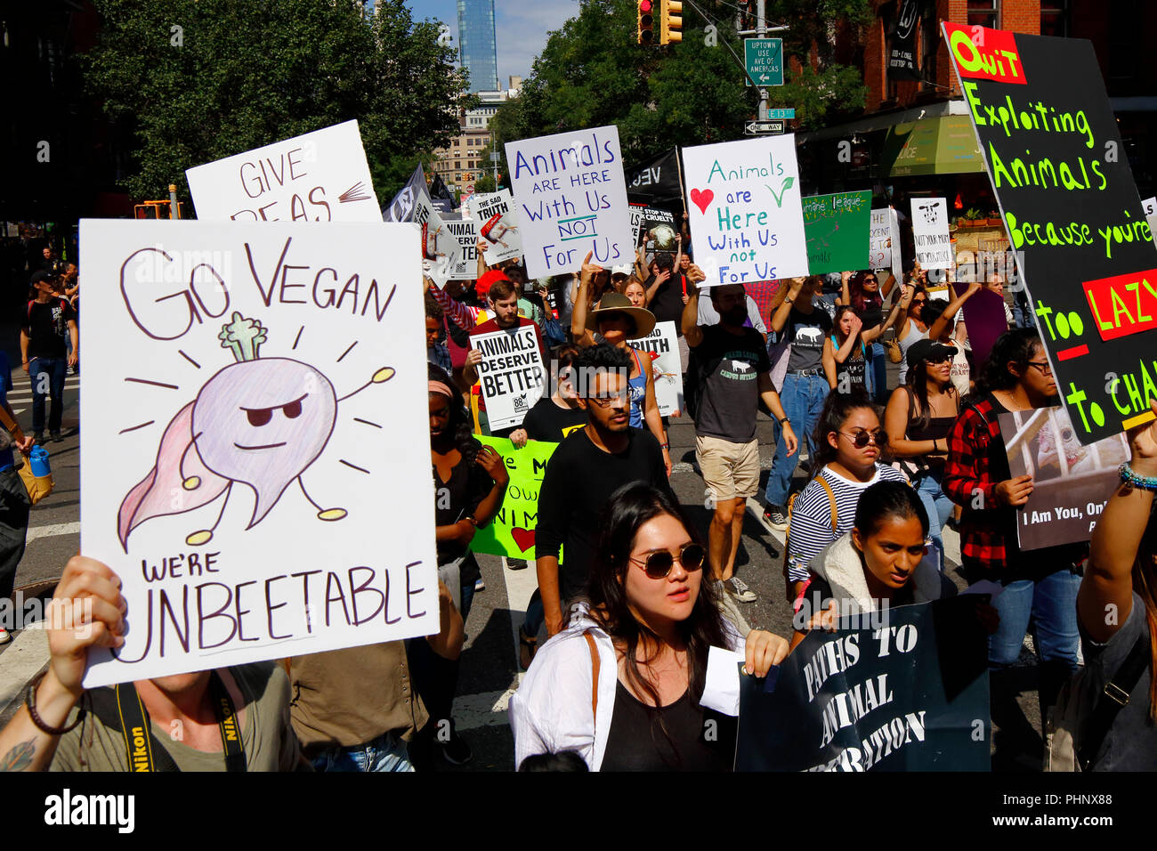 New York, NY, USA. 1er septembre 2018. Un activiste végétalien avec un 'Devenez-le, nous êtes Unbeetable" [sic] s'identifier à l'animal de l'homme Mars NYC. Banque D'Images