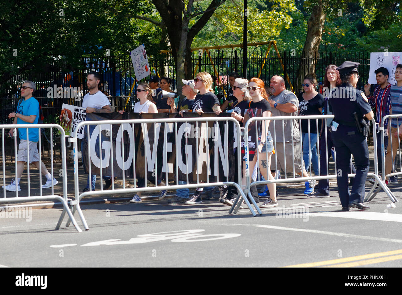 New York, NY, USA. 1er septembre 2018. Les défenseurs des droits des animaux derrière les barrières installées par la police au cours de la défense des droits des animaux officiel Mars NYC. Banque D'Images