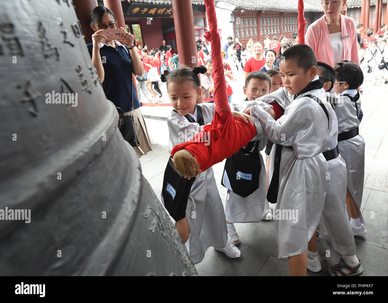 Nanjing, Jiangsu Province de la Chine. Sep, 2018 2. Les enfants assistent à une première cérémonie d'écriture, une activité d'éducation traditionnelle pour les étudiants de première année en Chine, à Nanjing, capitale de la province de Jiangsu, Chine orientale, 2 septembre 2018. Credit : Soleil peut/Xinhua/Alamy Live News Banque D'Images