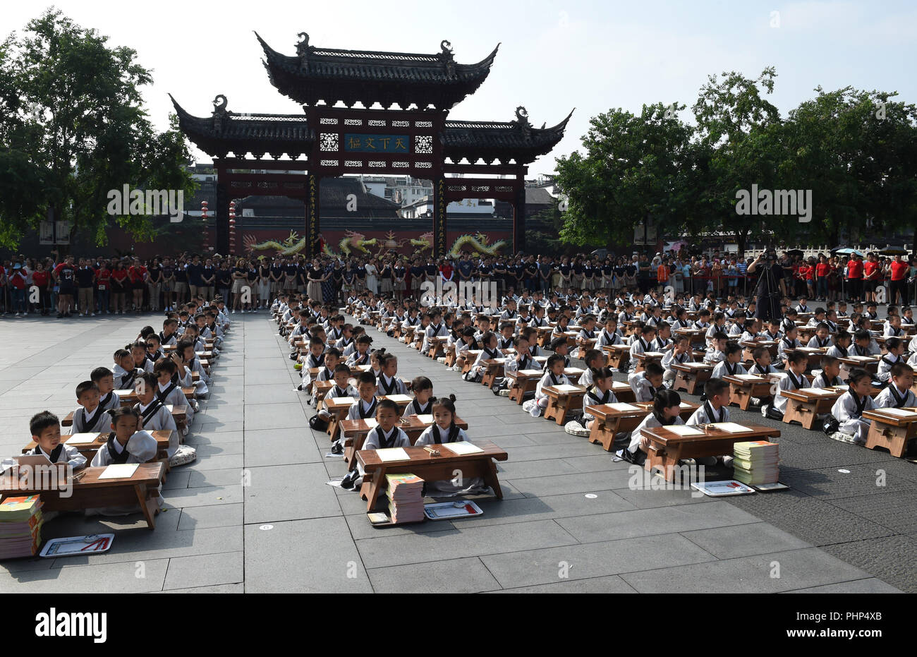 Nanjing, Jiangsu Province de la Chine. Sep, 2018 2. Les enfants assistent à une première cérémonie d'écriture, une activité d'éducation traditionnelle pour les étudiants de première année en Chine, à Nanjing, capitale de la province de Jiangsu, Chine orientale, 2 septembre 2018. Credit : Soleil peut/Xinhua/Alamy Live News Banque D'Images