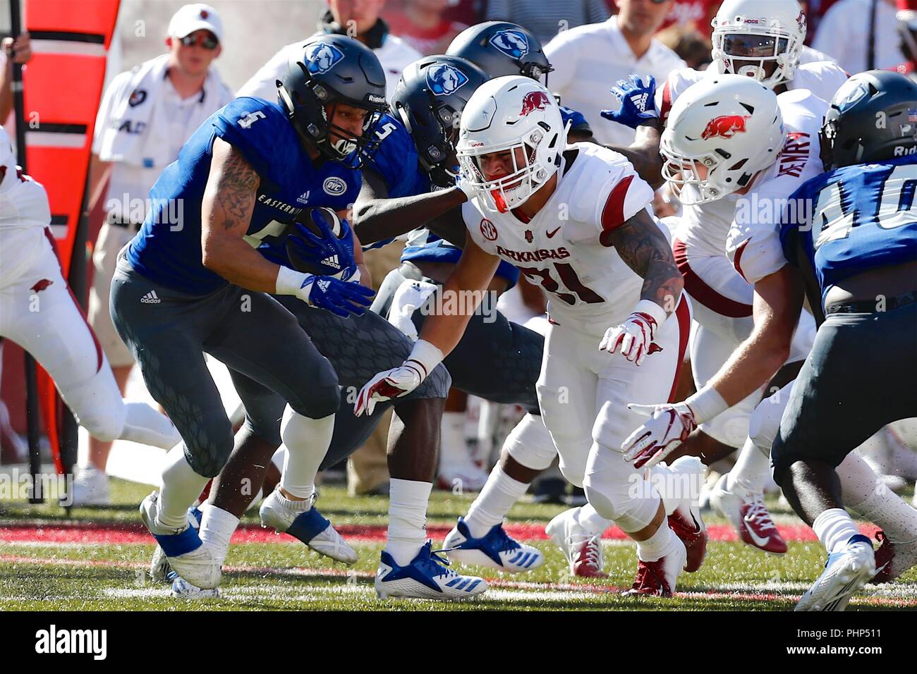 Fayetteville, États-Unis. 1er septembre 2018. Le secondeur de l'Arkansas Grant Morgan # 31 ferme dans l'Est de l'Illinois d'utiliser de nouveau Matt Reyna # 5.Arkansas défait 55-20 Eastern Illinois à Donald W. Reynolds Stadium à Fayetteville, AR, Richey Miller/CSM Crédit : Cal Sport Media/Alamy Live News Banque D'Images