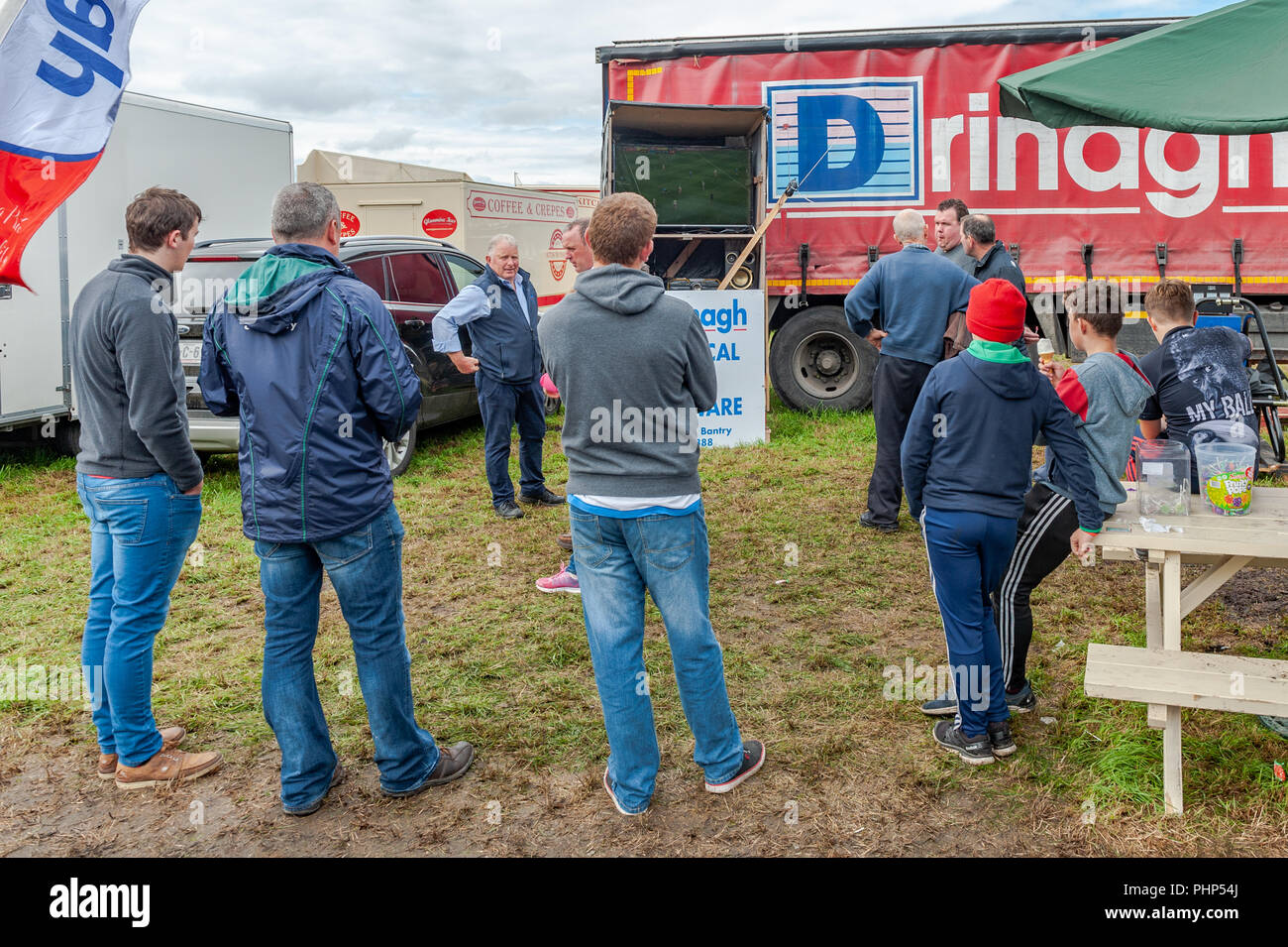 Bantry, West Cork, Irlande. 2e Septembre, 2018. Salon de l'agriculture de Bantry se déroule à l'Aérodrome de Bantry aujourd'hui dans les pires conditions météorologiques. Les visiteurs du salon ont eu la chance de regarder le All-Ireland Senior GAA finale de football entre Dublin et Tyrone. Credit : Andy Gibson/Alamy Live News Banque D'Images