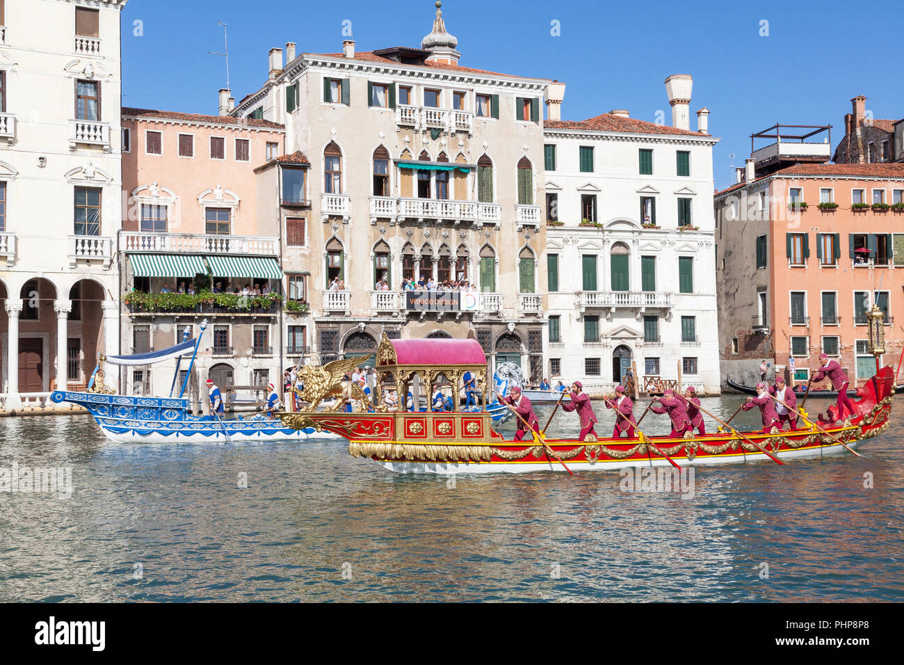 Venise, Vénétie, Italie. 2 septembre 2018. Les bateaux participant à la Regata Storica, une reconstitution historique d'un cortège de bateaux transportant le doge et plus élevé de fonctionnaires en 1489 à Venise bienvenue Caterina Cornaro, l'épouse du roi de Chypre, qui ont renoncé à son trône en faveur de Venise. La procession est suivie par des régates d'Aviron annuelle importante, le point culminant de la saison d'aviron de Venise. Mary crédit Clarke/Alamy Live News Banque D'Images