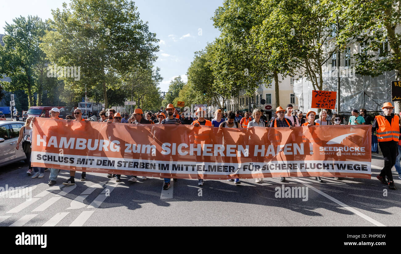 Hambourg, Allemagne. 09Th Nov, 2018. 02.09.2018, Hambourg : Des militants du mouvement Seebrücken Trandsparent avec une démonstration avec l'inscription 'Hambourg à un havre de sécurité" pour le libre de sauvetage dans la mer Méditerranée et les voies d'évacuation sûres pour les migrants. Photo : Markus Scholz/dpa/Alamy Live News Banque D'Images