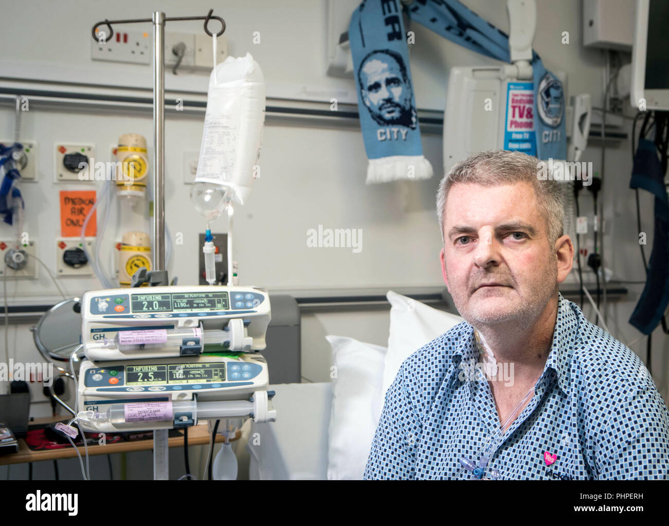 Sous embargo jusqu'au lundi 3 septembre 0001, Gareth Evans, 45 de Stockport, à Wythenshawe Hospital de Manchester. M. Evans, qui a été sur la liste d'attente de greffe cardiaque depuis février 2009, est plus que quiconque au Royaume-Uni, a lancé un appel de personnes à rejoindre le registre de donneurs d'organes. Banque D'Images
