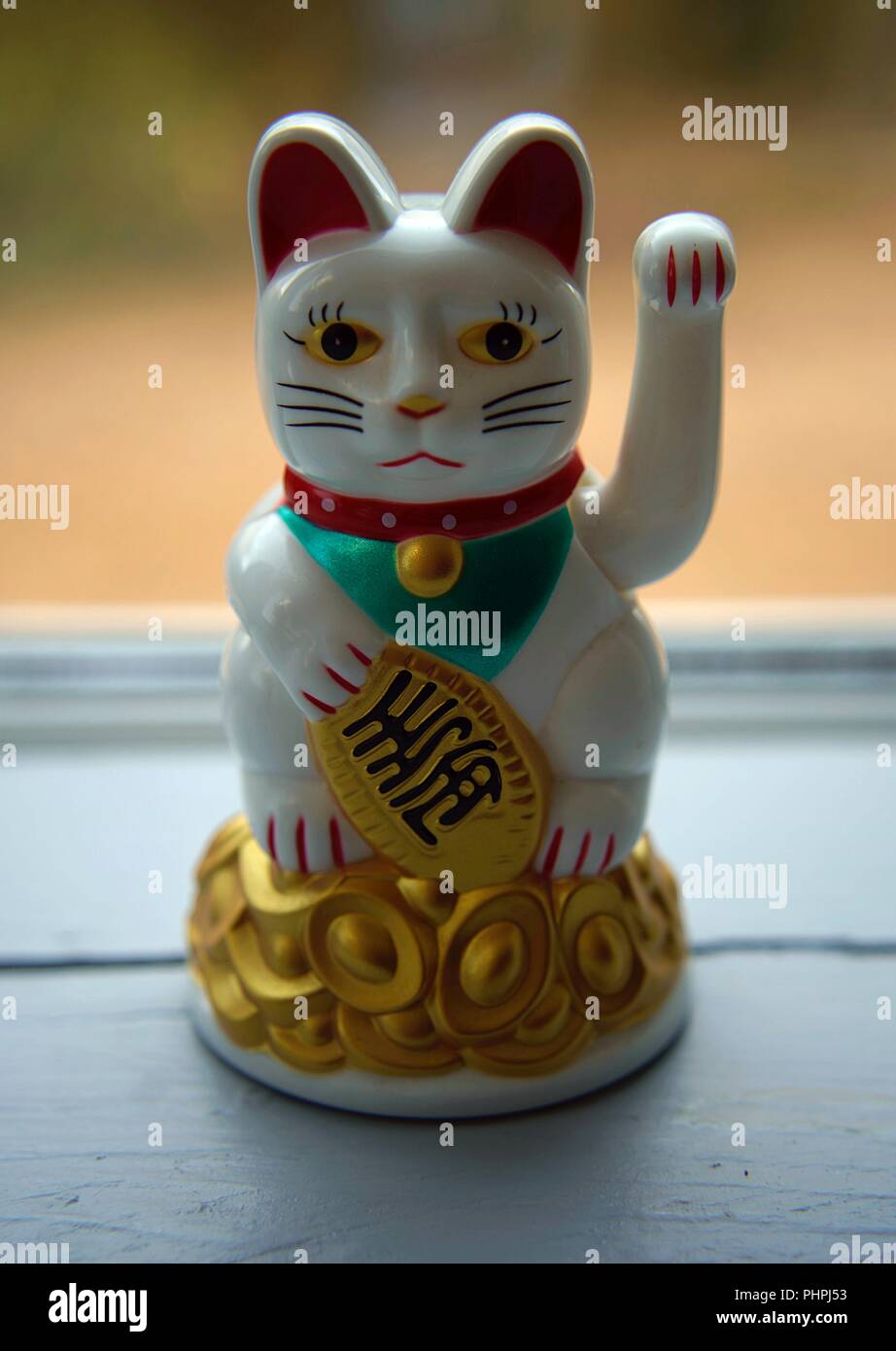 Maneki-Neko forme Lucky Cat figurine statue de bienvenue Banque D'Images