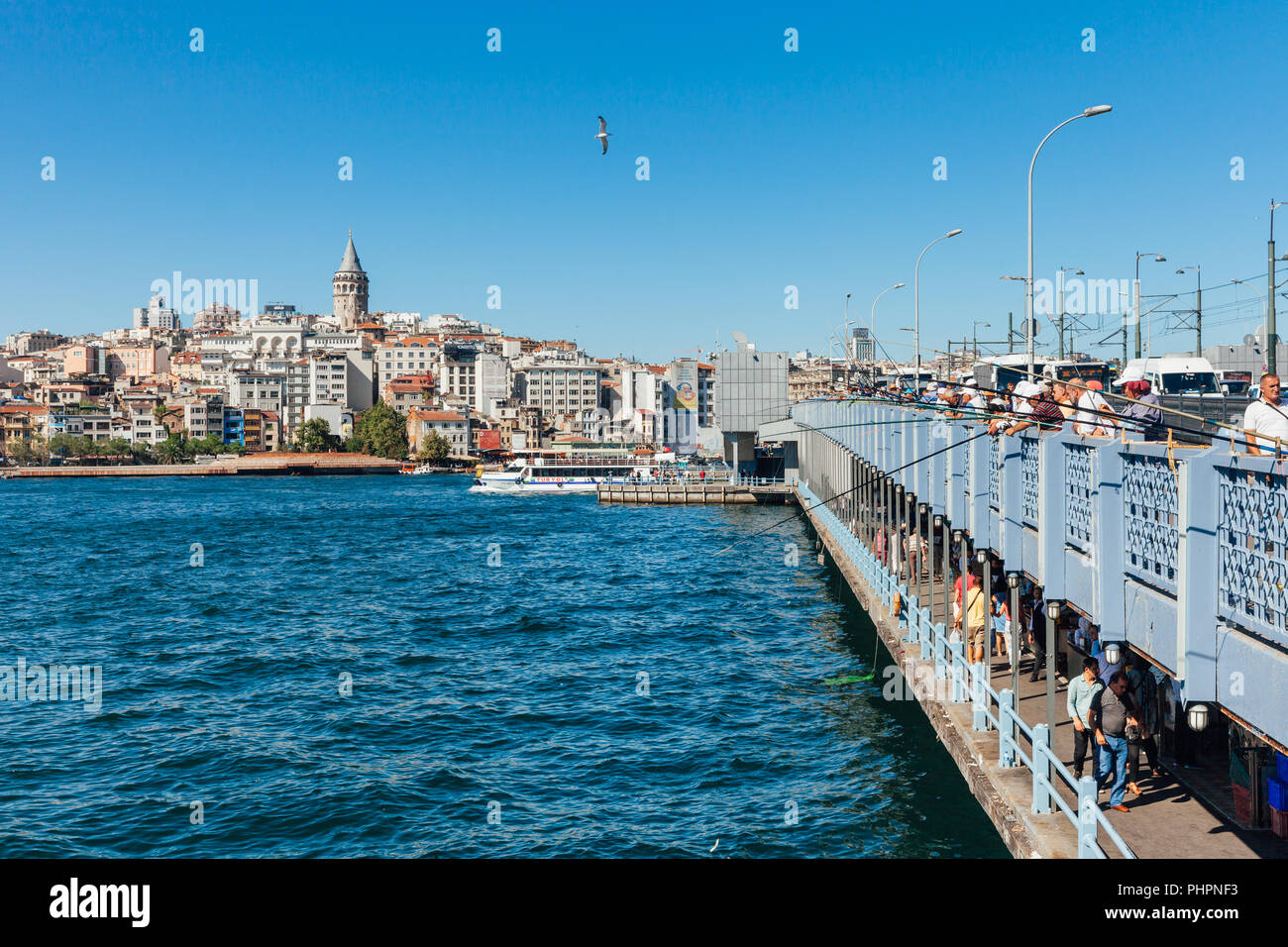 Istanbul, Turquie - le 14 août 2018 : Les hommes prendre du poisson du pont de Galata, le 14 août 2018 à Istanbul, Turquie. Banque D'Images