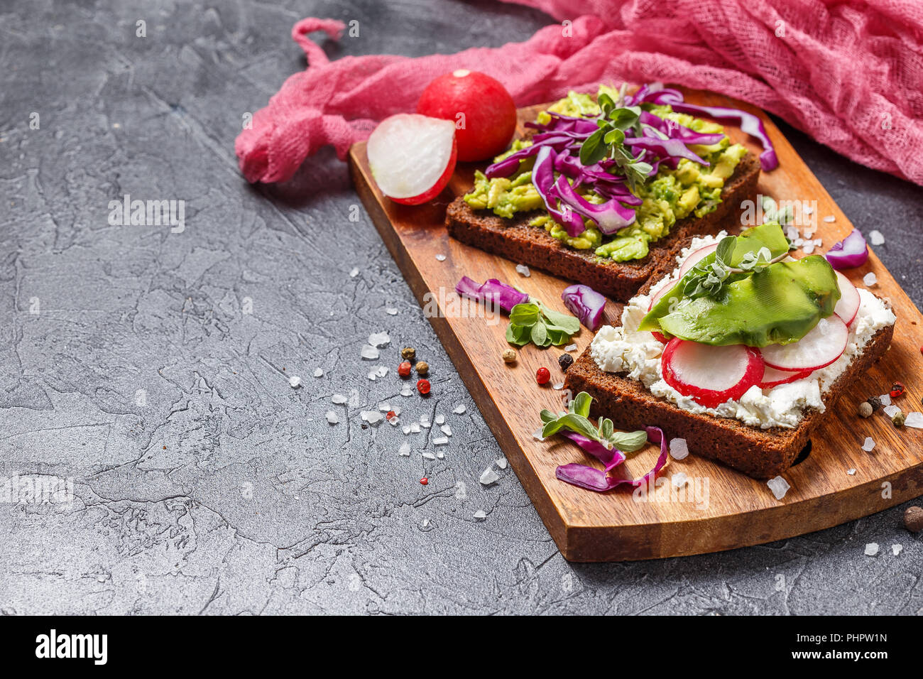 Toasts à l'avocat et de légumes Banque D'Images