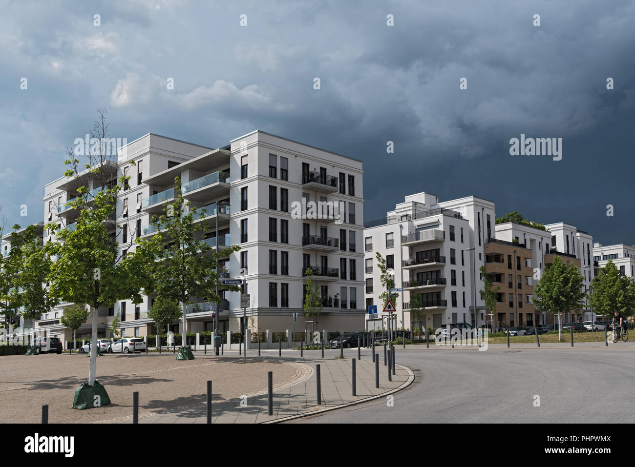 Maisons d'habitation dans le nouveau quartier résidentiel et commercial Europaviertel de Frankfurt am Main, Allemagne. Banque D'Images