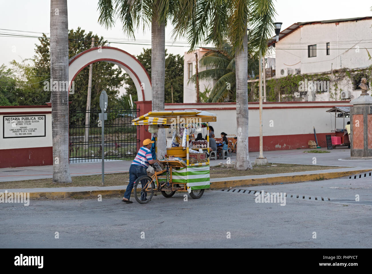 Vendeur de rue avec tricycle dans bacalar, Quintana Roo, Mexique. Banque D'Images