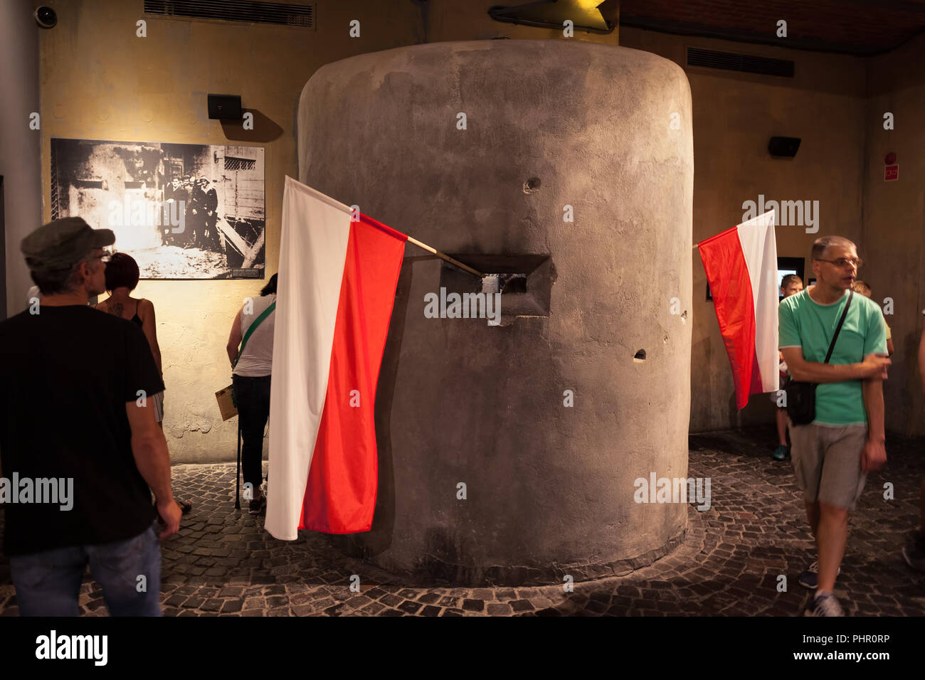 Bunker avec drapeaux polonais à Varsovie Uprising Museum (Musée de l'Insurrection de Varsovie, Muzeum Powstania Warszawskiego) à Varsovie, Pologne Banque D'Images