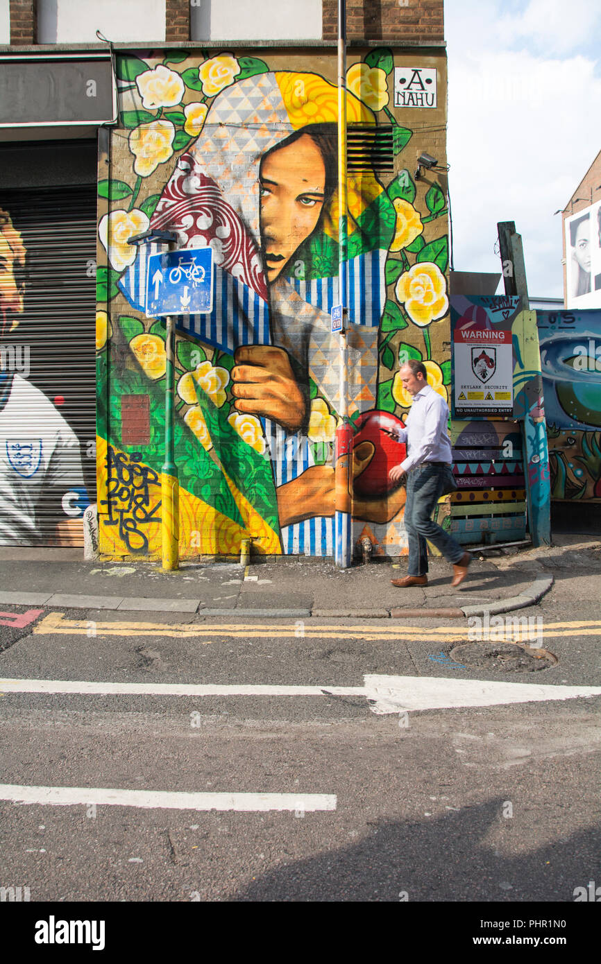 Street art par l'artiste brésilien Ananda Nahu sur Rivington Street, Shoreditch, London, UK Banque D'Images