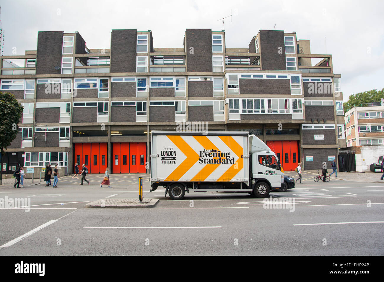 Une fourgonnette London Evening Standard devant la caserne de pompiers Shoreditch, Old Street, Hoxton, London, EC1, ROYAUME-UNI Banque D'Images