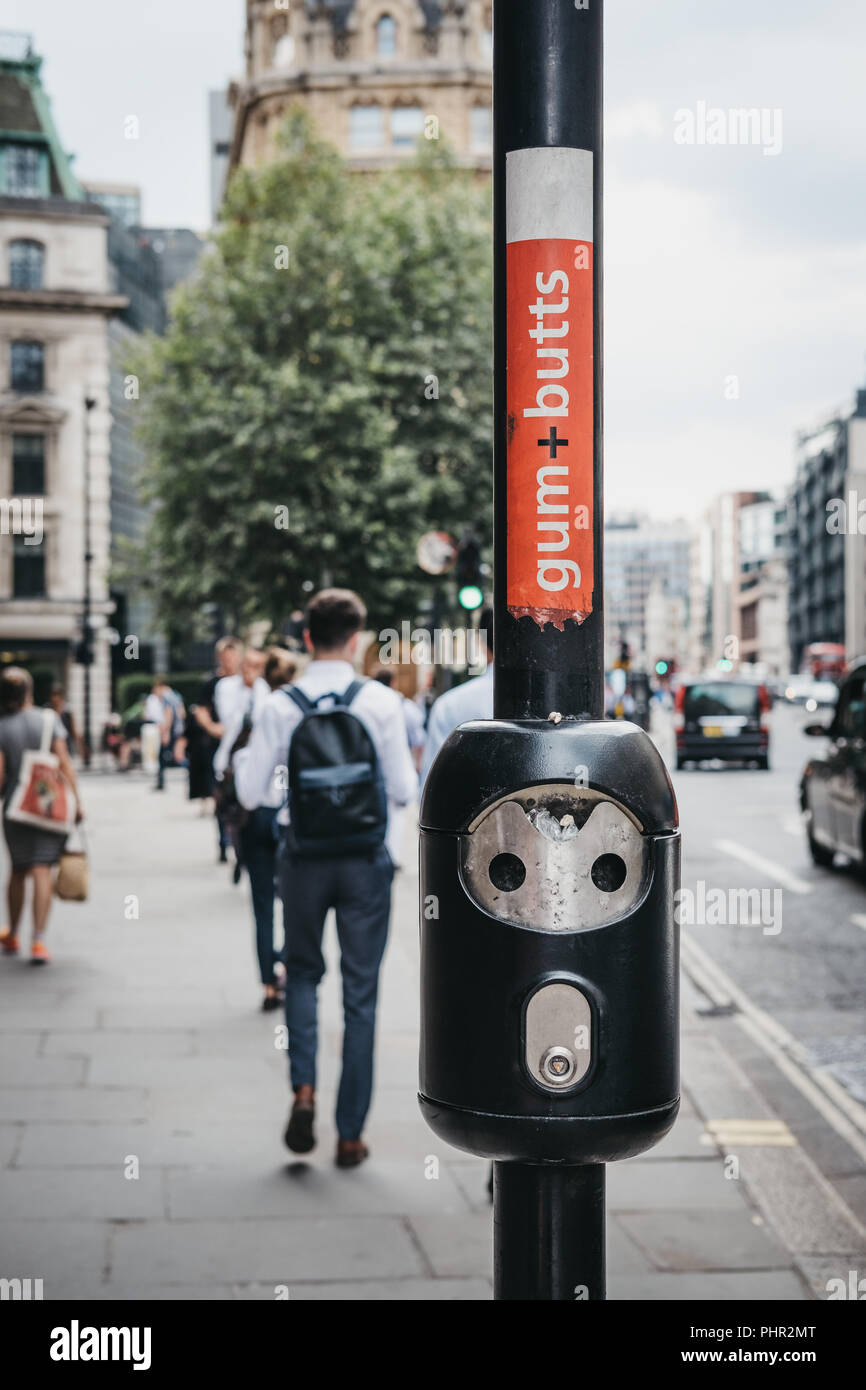 Close up of le bac pour les gencives et les mégots sur un lampadaire dans la ville de London, Londres, Royaume-Uni. Banque D'Images