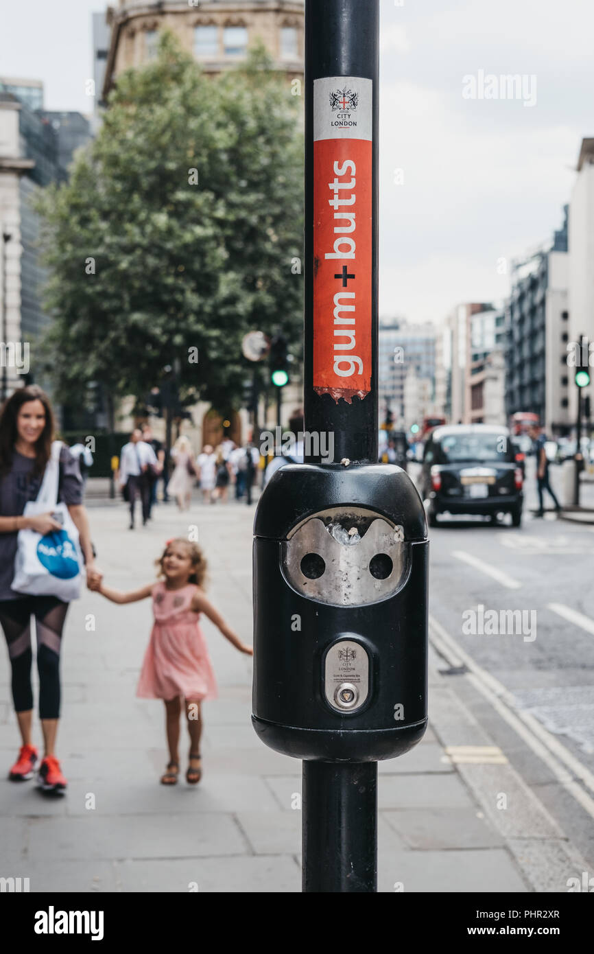 Londres, Royaume-Uni - 24 juillet 2018 : le bac pour les gencives et les mégots sur un lampadaire dans la ville de Londres, le célèbre quartier de financial district. Banque D'Images