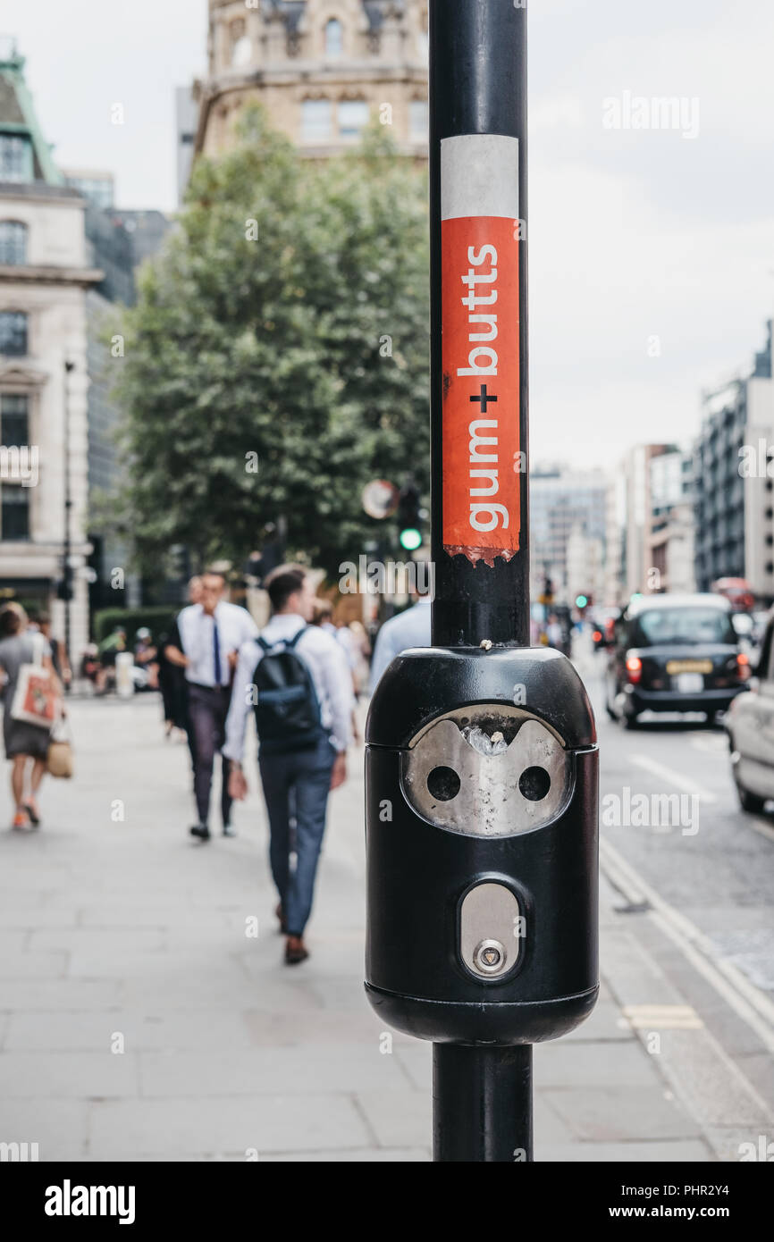 Close up of le bac pour les gencives et les mégots sur un lampadaire dans la ville de London, Londres, Royaume-Uni. Banque D'Images
